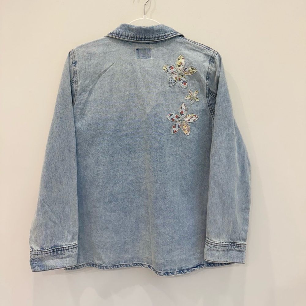 NWT Curve Appeal Light Wash Denim Jacket w/ Floral Appliqué – Size M - Picture 7 of 8